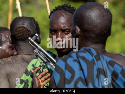 Les guerriers de la tribu Suri pendant un donga stick fighting rituel, vallée de l'Omo, Kibish, Ethiopie Banque D'Images