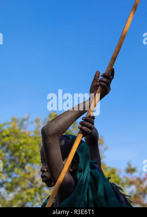 Suri tribu garçon avec un bâton au cours d'un rituel donga, vallée de l'Omo, Kibish, Ethiopie Banque D'Images