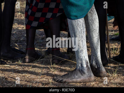 Guerrier de la tribu Suri jambes avec blanc composent pendant un donga stick fighting rituel, vallée de l'Omo, Kibish, Ethiopie Banque D'Images