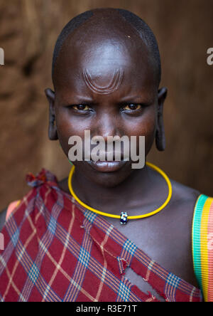 Portrait d'une femme de la tribu suri, vallée de l'Omo, Kibish, Ethiopie Banque D'Images