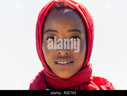 Portrait d'une adolescente éthiopienne des montagnes avec une écharpe rouge, Oromia, Sheno, Ethiopie Banque D'Images