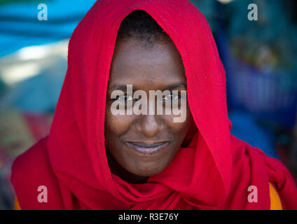 Adolescente Oromo portant un voile rouge, région d'Amhara, Senbete, Ethiopie Banque D'Images