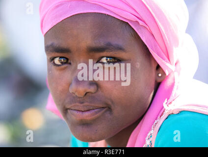 Adolescente Oromo avec un foulard rose, région d'Amhara, Senbete, Ethiopie Banque D'Images