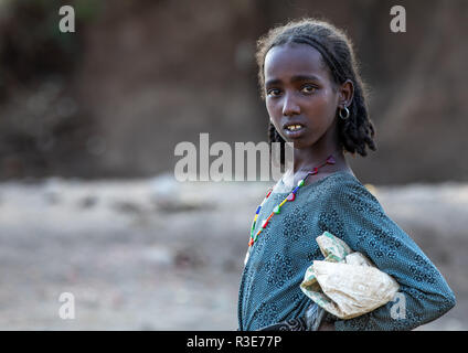 Portrait d'une fille de l'Oromo, région d'Amhara, Senbete, Ethiopie Banque D'Images