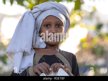 Fille avec un chapeau de l'Oromo dans un marché, région d'Amhara, Senbete, Ethiopie Banque D'Images