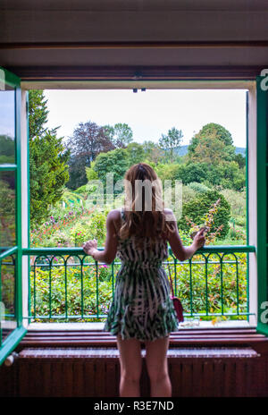 Beautiful girl looking out window maison Claude Monet Giverny Banque D'Images