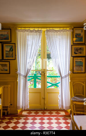 Maison Claude Monet, Giverny. Fenêtre sur le jardin Banque D'Images