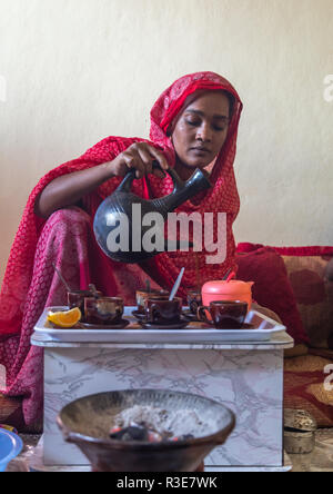 Femme éthiopienne qui sert le café, région Afar, Ethiopie, Assayta Banque D'Images