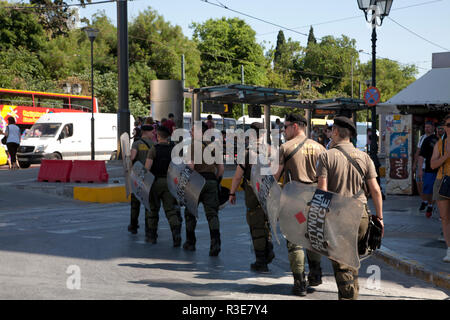 La police anti-émeute à marcher avec shields place Syntagma Athènes Grèce Banque D'Images