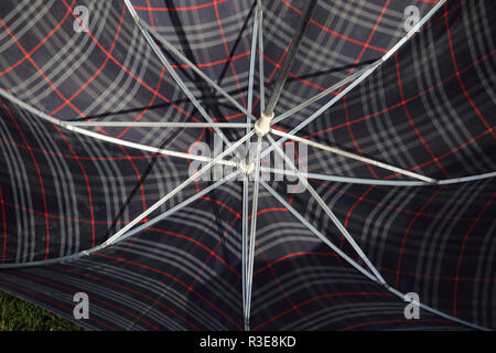 Grand parapluie Burberry bleu rayons montrant Banque D'Images