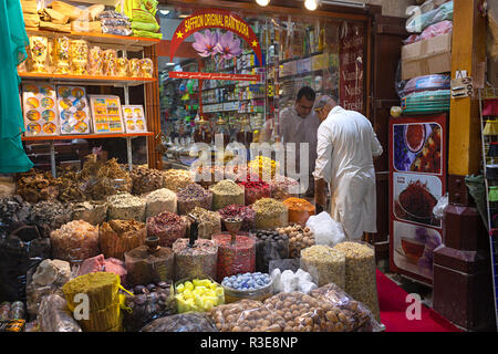 Dubaï, Émirats arabes unis - 09 novembre 2018 : vente marchand d'épices pour client en Dubai souk aux épices dans quartier de Deira. Boutique d'épices traditionnels dans la vieille ville Banque D'Images