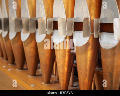 Les tuyaux d'orgue cuivre close up Banque D'Images