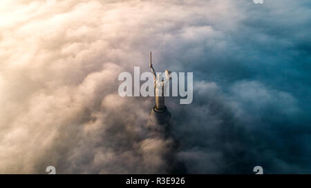 Vue aérienne du Monument Patria, enveloppé dans un épais brouillard. Les sites historiques de l'Ukraine. Banque D'Images