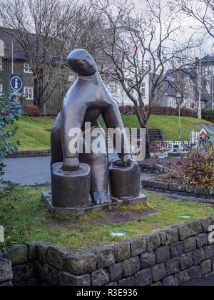 REYKJAVIK, ISLANDE-Octobre 24, 2018 : Porteur d'eau sculpture publique par Asmundur Sveinsson Banque D'Images