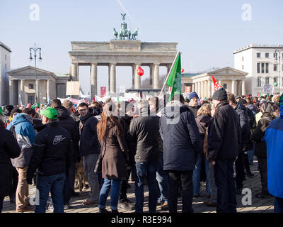 BERLIN, ALLEMAGNE - 14 février 2017 : Des manifestants lors d'une démonstration à GEW Union du travail porte de Brandebourg, Berlin Banque D'Images