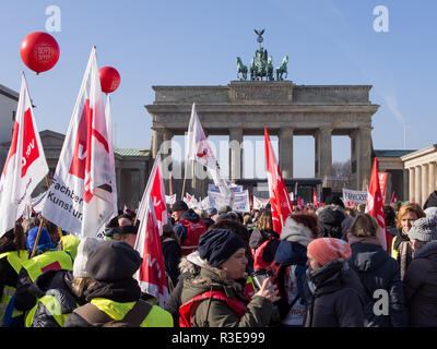 BERLIN, ALLEMAGNE - 14 février 2017 : Des manifestants lors d'une démonstration à GEW Union du travail porte de Brandebourg, Berlin Banque D'Images