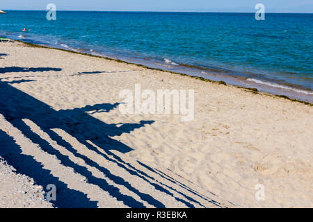 Silhouette, ombre de touriste qui sont au-dessus de la marche sur tapis roulant. Les escaliers mènent à la plage, à côté du littoral. Banque D'Images