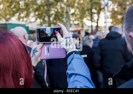 Femme aux cheveux teints en rouge et vernis à ongles rouge prendre des photos ou vidéo avec son téléphone portable lors d'une manifestation à Berlin, Allemagne sur une journée ensoleillée Banque D'Images