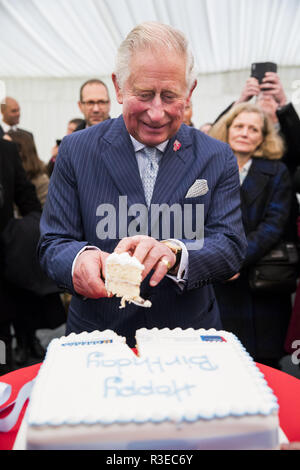 Le Prince de Galles, Président et Fondateur de l'entreprise Royal dans la Communauté (CIR) coupe un gâteau d'anniversaire tout en participant à l'entreprise dans la Communauté des déchets en richesse Sommet à l'installation de gestion des déchets intégré de Southwark à Londres. Banque D'Images