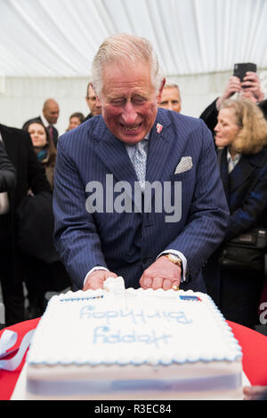 Le Prince de Galles, Président et Fondateur de l'entreprise Royal dans la Communauté (CIR) coupe un gâteau d'anniversaire tout en participant à l'entreprise dans la Communauté des déchets en richesse Sommet à l'installation de gestion des déchets intégré de Southwark à Londres. Banque D'Images