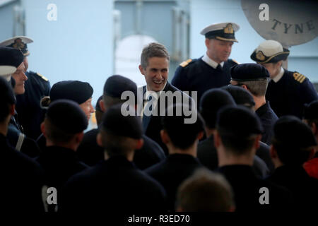 Le Secrétaire à la défense, Gavin Williamson à bord du HMS Tyne où il a annoncé l'avenir de l'HMS Tyne, HMS Mersey et HMS Severn a été garanti, et la Marine royale fournit trois fois plus de protection de la flotte de pêche de la Grande-Bretagne post-Brexit. Banque D'Images