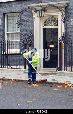 Balayage du filtre à feuilles mortes jusqu'à l'extérieur No 10 Downing Street, Londres, Angleterre, Royaume-Uni. Banque D'Images