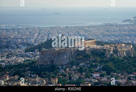 Grèce, Athènes, l'augmentation de la ville vus de la colline Lycabetous. La colline de l'acropole dans le centre Banque D'Images