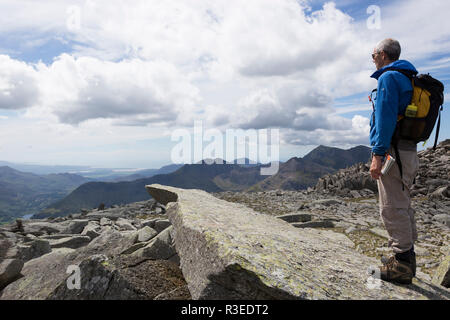 Homme était debout sur la pierre, Glyder Fach, Galles, Royaume-Uni Banque D'Images