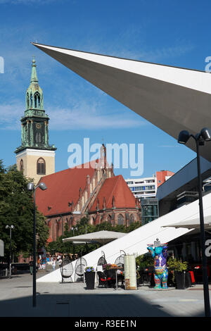 Saint Mary's Church et la base de la tour de télévision sur l'Alexanderplatz Banque D'Images