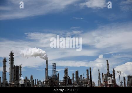 Émanations de fumée provenant de la tour d'une raffinerie industrielle de pétrole et de gaz à Corpus Christi, Texas / États-Unis Banque D'Images