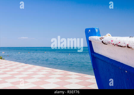 Vieux bateau en bois peints en cale sèche un beau sol carrelé à la plage promenade colorée, littoral. Banque D'Images