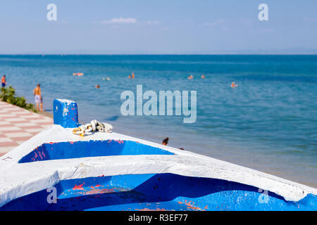 Vieux bateau en bois peints en cale sèche un beau sol carrelé à la plage promenade colorée, littoral. Banque D'Images