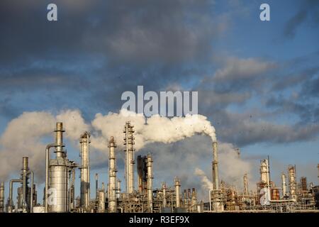 Gaz à effet de serre, émissions de carbone panache de fumée s'élevant de la cheminée de fumée d'une raffinerie industrielle de pétrole et de gaz Banque D'Images