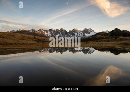 Reflet de Kalkkögel sur gamme Salfeiner Voir au coucher du soleil, Tirol, Alpes, Autriche. Banque D'Images