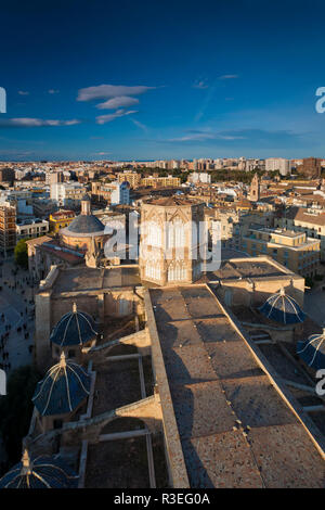 Belle vue sur le coucher de soleil sur les toits de la vieille ville de Valence El Micalet, Espagne Banque D'Images