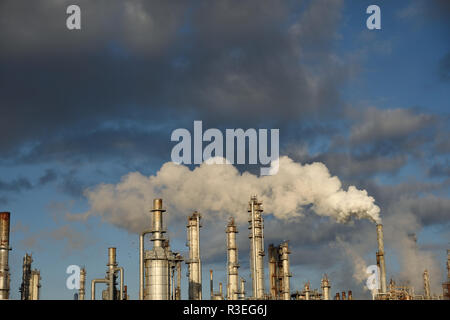 Émanations de fumée provenant de la tour d'une raffinerie industrielle de pétrole et de gaz à Corpus Christi, Texas, États-Unis Banque D'Images