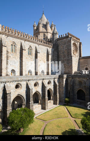 L'Evora Se cathédrale avec vue sur le cloître gothique et tour romane, Evora, Alentejo, Portugal, Europe Banque D'Images