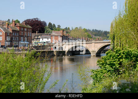 Pont routier traversant la rivière Severn à Bewdley, Worcestershire. Banque D'Images