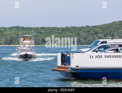 Shelter Island ferry avec un bateau plein de personnes approchent Banque D'Images