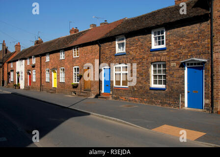 Rangée de maisons en terrasse attrayante avec des portes avant, peints à Bridgnorth, Shropshire, Angleterre Banque D'Images