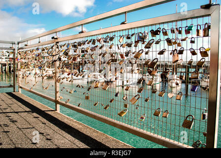 Cadenas enfermés sur la clôture comme symbole de l'amour dans le port d'Auckland, Nouvelle-Zélande Banque D'Images