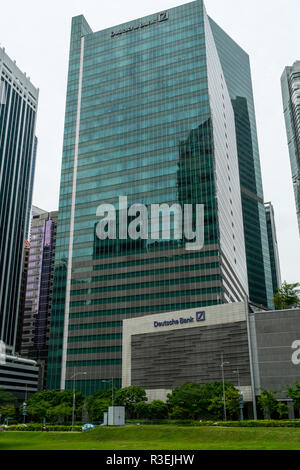 Singapour - 16 septembre 2017 : un immeuble de bureaux avec la Deutsche Bank logo dans quartier central des affaires à Singapour avec aucun peuple de lumière naturelle, d Banque D'Images