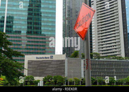 Singapour - 16 septembre 2017 : "Attention" road en regard de la Deutsche Bank signe dans l'immeuble de bureaux dans le quartier des affaires à Singapour sans Banque D'Images