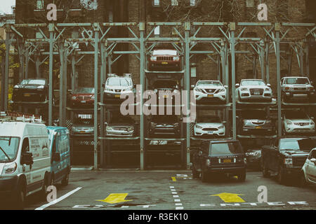 Parking dans la rue empilé dans Hell's Kitchen Banque D'Images