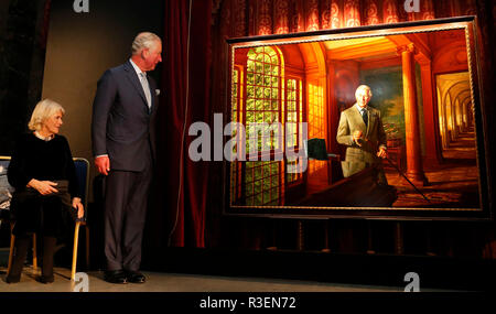 Le Prince de Galles et la duchesse de Cornouailles au dévoilement du portrait de Son Altesse Royale à une réception pour célébrer le centenaire de l'Australie House à Londres. Banque D'Images