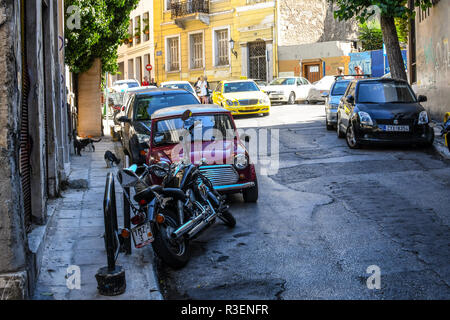 Un groupe de chats errants sauvages, chercher de la nourriture sur le trottoir dans le quartier historique de Plaka d'Athènes, Grèce. Banque D'Images