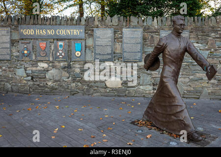 "Dieu n'a pas d'pays' plaque murale à Mgr Hugh O'Flaherty memorial bronze par Alan Ryan Hall, situé sur la route de la Mission. Killarney, comté de Kerry, Irlande Banque D'Images