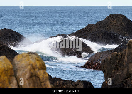 Vagues plus downfaulted les couches de roche basaltique partie du comté d'Antrim Ballintoy côte au comté d'Antrim en Irlande du Nord Banque D'Images