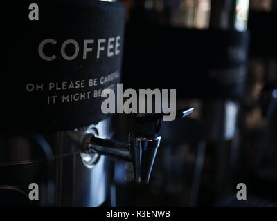 Une machine à café avec une étiquette Banque D'Images