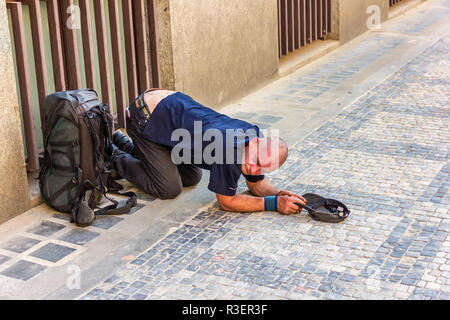 Prague, République tchèque - 17 août 2018 : Vagabond alcoolique est mendier l'aumône dans la vieille ville. Banque D'Images